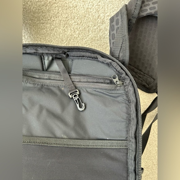 Lululemon Surge Run Backpack II *16L - Picture 6 of 14